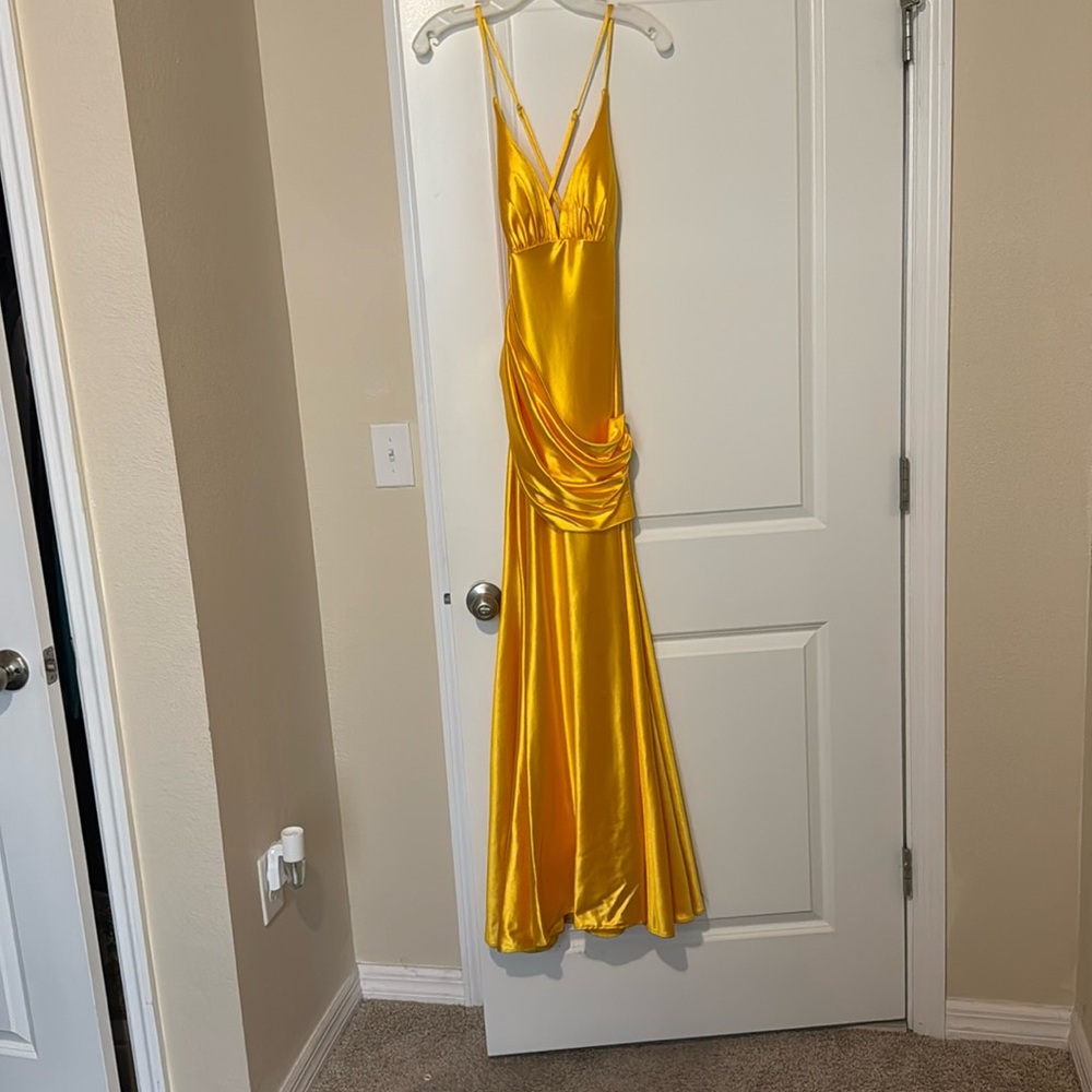 Size 8 yellow formal prom dress only been worn once